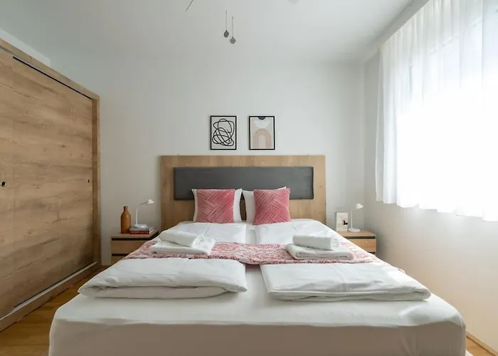 Elegant 1br Flat With Balcony By Hm *