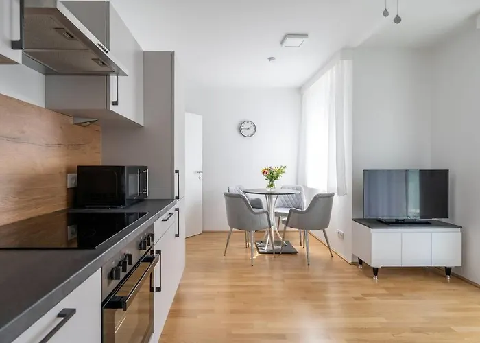Apartment Elegant 1br Flat With Balcony By Hm *