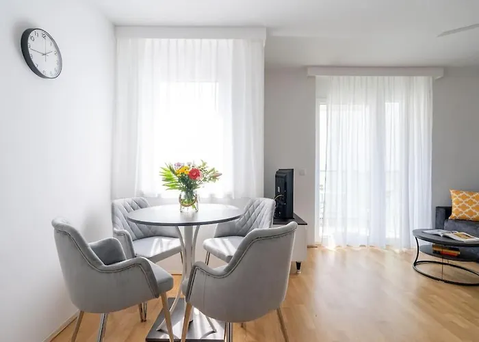 Elegant 1br Flat With Balcony By Hm Apartment